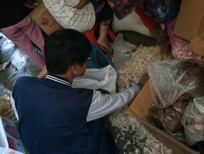 Pengambilan Kulit Bawang Putih di Pasar Raya Salatiga (Sumber: Dokumentasi Pribadi)