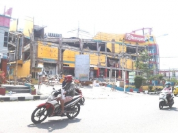 Mall Tatura salah satu mal yang menjadi pusat perbelanjaan terbesar di Palu porak poranda dihantam gempa. (Foto: Situr Wijaya)