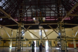 Bagian dalam Masjid saat ini, tiang kayunya ditambah penyangga besi sebagai penguat untuk pelestarian masjid ini oleh BPCB. Dokpri