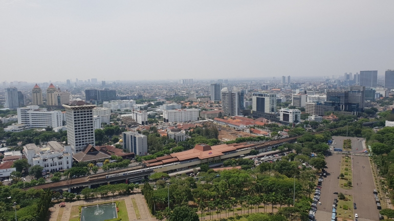 Jakarta difoto dari atas Monas (dokumentasi pribadi)