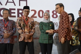 Bupati Indah Putri Indriani saat menerima penghargaan Anugerah Pandu Negeri 2018 dari Wapres RI periode 2009 - 2014, Boediono.