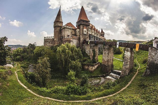 Kastil Corvin di Rumania (Wikipedia.org)