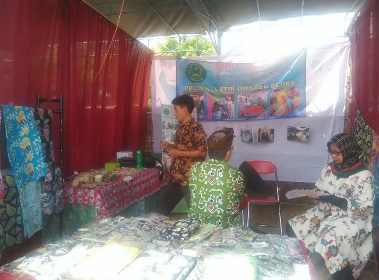 salah satu stand batik difabel. dokpri