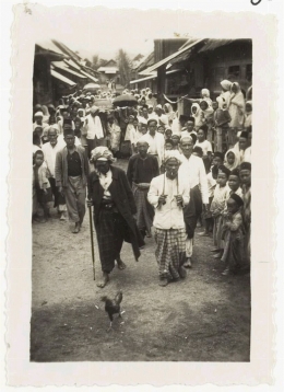 Perarakan saat penurunan KNK dari ruang penyimpanan di Dusun Tanjung Tanah tahun 1941, dipotret oleh Voorhoeve (Dok. KITLV-Pictura)