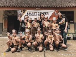 Gambar 1 - Foto bersama adik-adik kelas 4 SDN 2 Tegaljadi, Tabanan. (Doc. 1000 Guru Bali)
