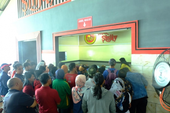 Antrian ketiga untuk mengambil makanan (Foto pribadi)