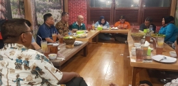 Daeng Jamal Ketua Bintang Timur (Batik Coklat) di Rumah Makan Saung Kito Grogol, Selasa (30/10/2018)