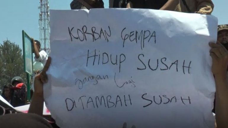Unjuk rasa korban gempa di Kantor Bupati Lombok Utara, NTB, Rabu (26/9/2018). (ist)