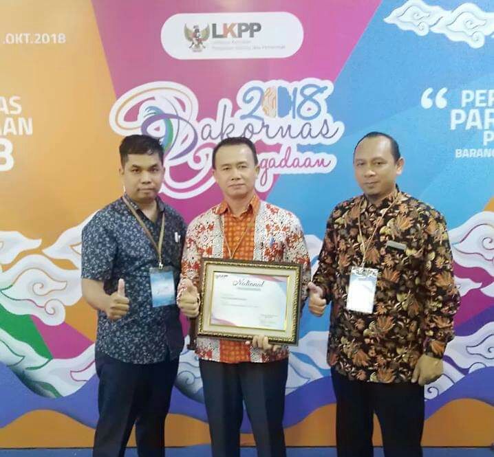 Wakil Bupati Bangka Syahbudin (tengah) setelah menerima penghargaan (dok LPSE)