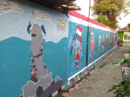 Lukisan mural di tembok pagar UPT BKKBN Kebumen. Namaku Jalan Kol. Sugiyono di ujungnya. Dokpri.
