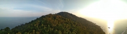 Gunung Tanjung Datoe dari menara suar/Dokumentasi : Anggota KKN TEMATIK REVOLUSI MENTAL UNIVERSITAS TANJUNGPURA Desa Temajuk
