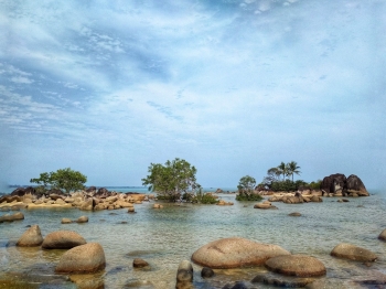 Hasil gambar untuk gambar pantai temajuk