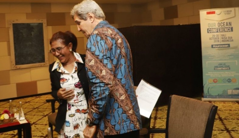 John Kerry dengan Menteri KKP Susi Pudjiastuti di acara OOC 2018 - Gbr: KKP