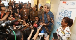 Saat Susi dan John Kerry jumpa pers di Nusa Dua di sela-sela OOC 2018 - Gbr: KKP