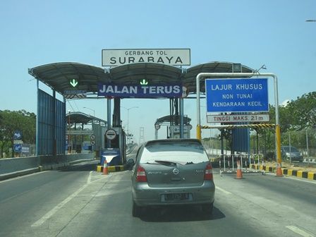 Gerbang Tol Masih Berdiri Namun Dipasang Spanduk Jalan Terus (Dokpri)