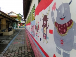 Lukisan mural karya warga RT 7 RW V Kelurahan Kebumen di dinding luar SDN 7 Kebumen. Dokpri 