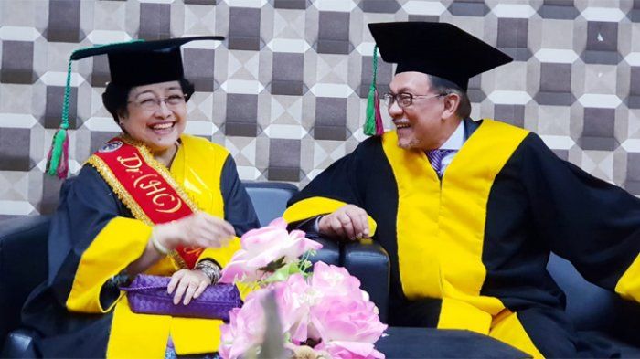 Megawati dan Anwar Ibrahim di UNP (dok. tribunnews.com)