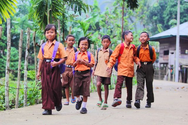 Anak-anak berangkat sekolah (dok.pri).