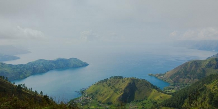 Pemandangan Danau Toba di Kecamatan Merek, Kabupaten Karo, Sumatera Utara, Minggu (19/4/2015). (KOMPAS.com / RODERICK ADRIAN MOZES)