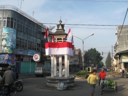 Tugu Rumah Adat Karo di Jl. Abdul Kadir Kabanjahe (dokpri)