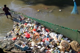 Membersihkan sungai dari sampah di Bali (sumber:www.mongabay.co.id)