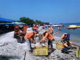 PPSU melakukan bersih-bersih laut dari sampah (gambar:beritajakarta.co.id)