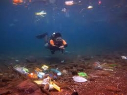 Aneka sampah plastik yang terdapat di laut (sumber:www.mongabay.co.id)