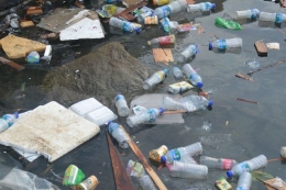 Berserakannya sampah plastik di laut (www.kompas.com)