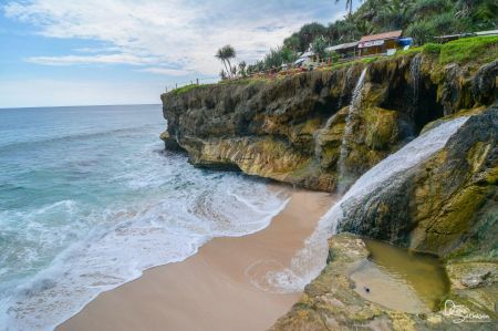 Pantai Banyu Tibo (Foto ksmtour.com)