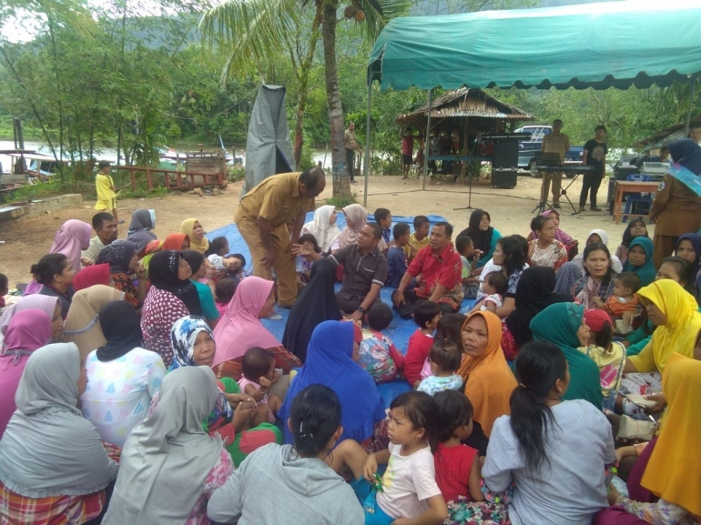 Foto: Bupati Tapanuli Tengah Bakhtiar Ahmad Sibarani (baju coklat/tengah) duduk di tikar bersama warganya. (Dokpri)