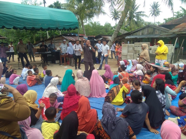 Foto: Bupati Tapanuli Tengah Bakhtiar Ahmad Sibarani saat berdialog terbuka dengan warganya. (DokPri)