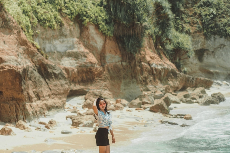 berfoto di sisi kiri pantai (Foto Pribadi)