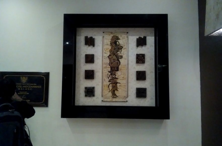 Ornamen wayang yang berada pada sisi jalan menuju lift. Dok pribadi