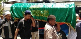 Jenazah Syachrul dimakamkan di Surabaya (dok CNN Indonesia/Farid)