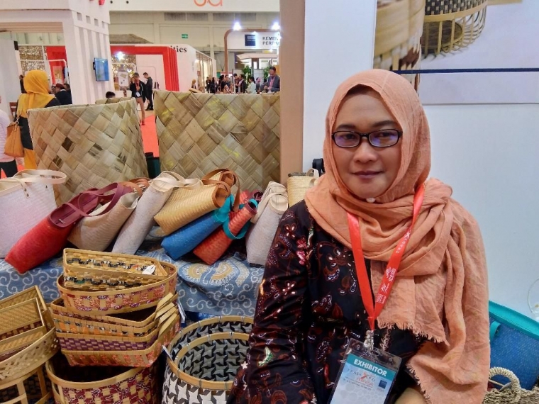 Euis Rohana dari Cilacap dengan brand Raja Serayu. (foto dokumentasi pribadi)