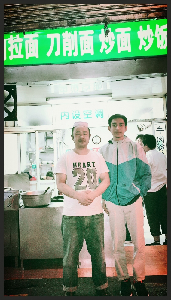 Penulis bersama salah seorang pemilik warung makan halal di kota Nanjing Tiongkok (dokpri)