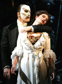 Christine pingsan setelah melihat baju pengantin. The Phantom Oh The Opera.www.strazcenter.org