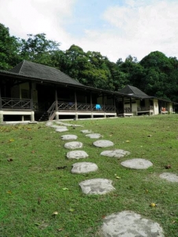 Deskripsi : Vila yang berada di Pulau Peucang I Sumber Foto : dokpri