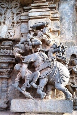 Ilustrasi perang menggunakan gajah di sebuah candi di India. sumber pinterest.com/quicktake