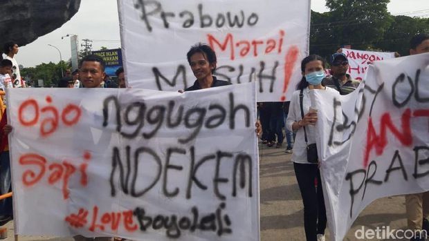 Spanduk pada aksi unjuk rasa warga Boyolali (4/11) yang menentang pernyataan Prabowo tentang 'tampang Boyolali' (Sumber: Ragil Ajiyanto/detikcom)