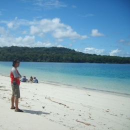 Deskripsi : Pantai Pulau Peucang dengan gradasi warna air laut nya ketika daku pertama kali ke pulau ini tahun 2009 I Sumber Foto : dokpri