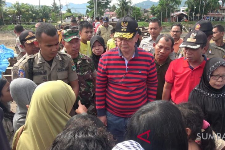 Wakil Gubernur Sumbar Nasrul Abit saat meninjau lokasi banjir di Alai Parak Kopi Padang, Sabtu (3/11) (Antara Sumbar/Fathul Abdi)