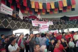 Warga Boyolali membawa poster dan spanduk protes terhadap pidato Prabowo memadati ruangan di Balai Sidang Mahesa di Boyolali, Jawa Tengah, Minggu (4/11/2018).(KOMPAS.com/LABIB) 