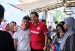Caleg DPR RI dari PDI Perjuangan Putra Nababan saat blusukan ke rumah warga - Foto: Pribadi