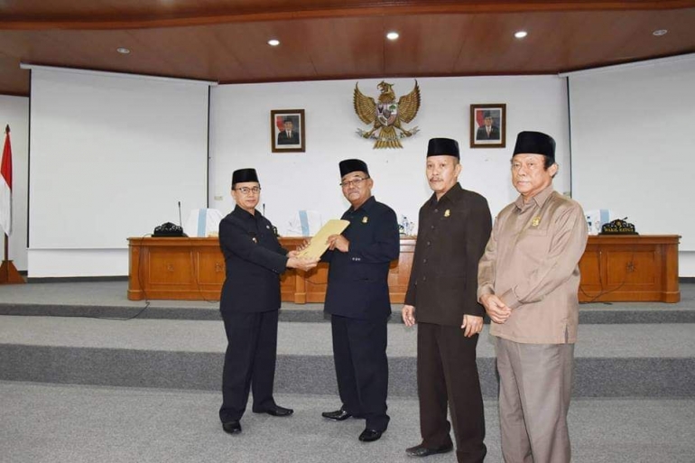 Wakil Bupati Bangka Syahbudin serahkan RAPBD kabupaten Bangka 2019 kepada Ketua DPRD Kabupaten Bangka Parulian (Robby /Humas Bangka) 