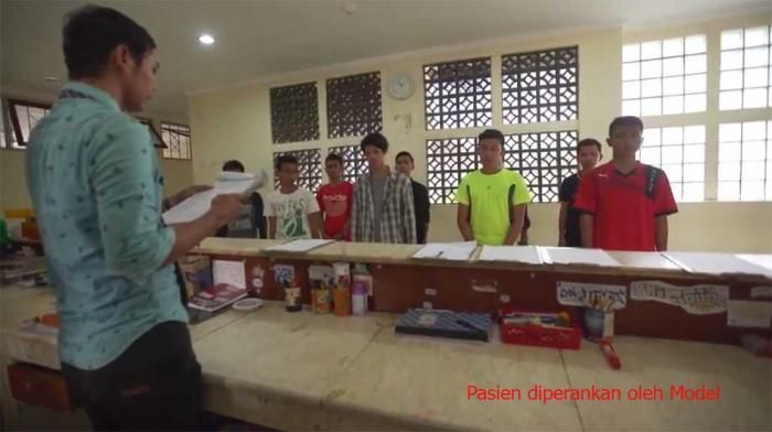 Deskripsi : Pimpinan pasien memberikan arahan kepada para pasien yang menjadi kru I Sumber Foto: RSKO Jakarta