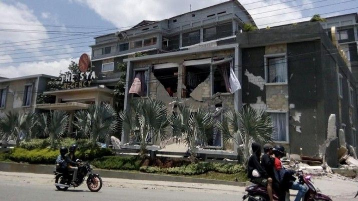 The Sya Regency Hotel terletak di Jalan Sisimangaraja Nomor 18 Kota Palu rusak berat dan tidak bisa dipakai lagi pasca gempa 7,4 28 September 2018 lalu. (Foto: CNNIndonesia.com) 