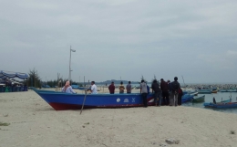 Perahu bantuan untuk nelayan di tepi pantai Matras Sungailiat (dokpri) 
