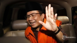 Wakil Ketua DPR Taufik Kurniawan menaiki mobil tahanan usai menjalani pemeriksaan di gedung KPK, Jakarta, Jumat (2/11/2018). | TRIBUNNEWS/IRWAN RISMAWAN