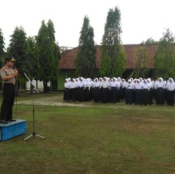 Kepala BNNK Cilacap menjadi pembina upacara di SMPN 1 Binangun. Foto: Humas BNNK Cilacap